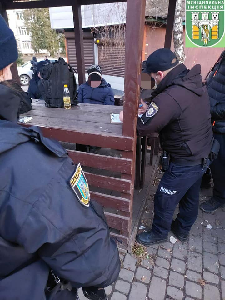 У Франківську затримали осіб, які розпивали алкоголь на торгових рядах по вулиці Мазепи ФОТО