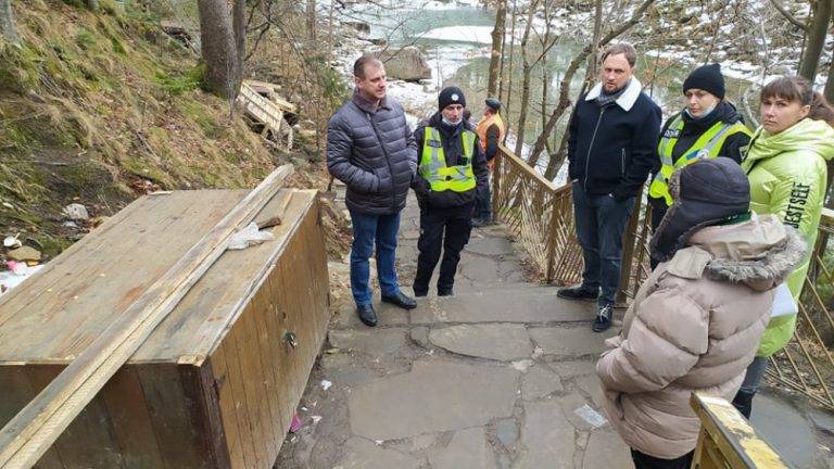 У Яремче демонтували незаконні "будки та стелажі" для стихійної торгівлі