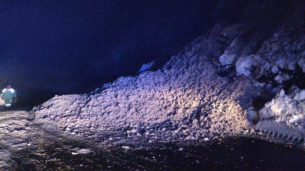 Ділянки автотраси Мукачево – Рогатин завалило камінням та снігом ФОТО
