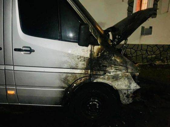 Підпал чи самозаймання? У поліції розповіли деталі пожежі п’ятьох мікроавтобусів на Франківщині ФОТО