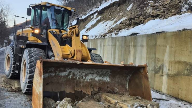 Ділянки автотраси Мукачево – Рогатин завалило камінням та снігом ФОТО