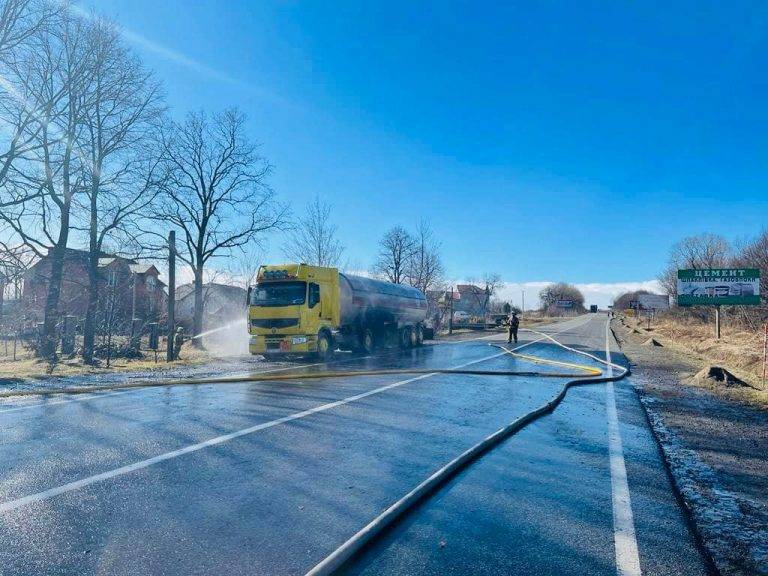 Триває гасіння пожежі: прикарпатських водіїв попереджають про ускладнення руху в Креховичах