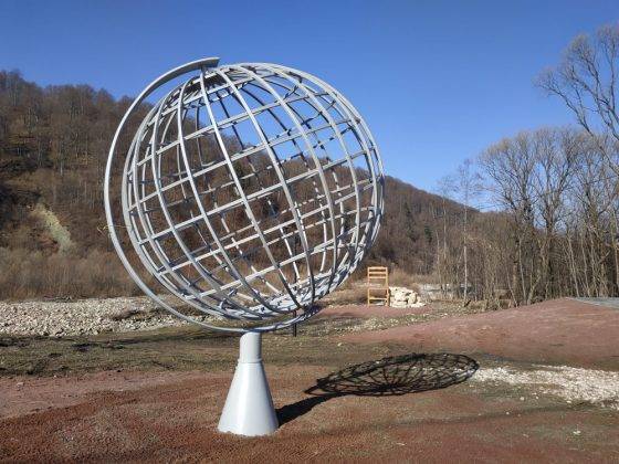 У Вигоді встановили гігантський глобус, який є символом змін ФОТО