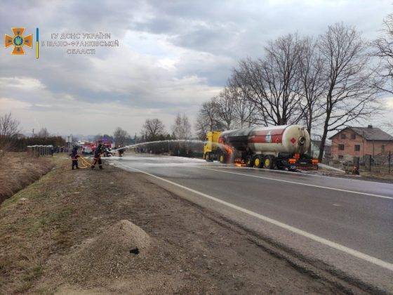 Загорілася цистерна газовоза: рятувальники розповіли деталі пожежі на Франківщині ФОТО