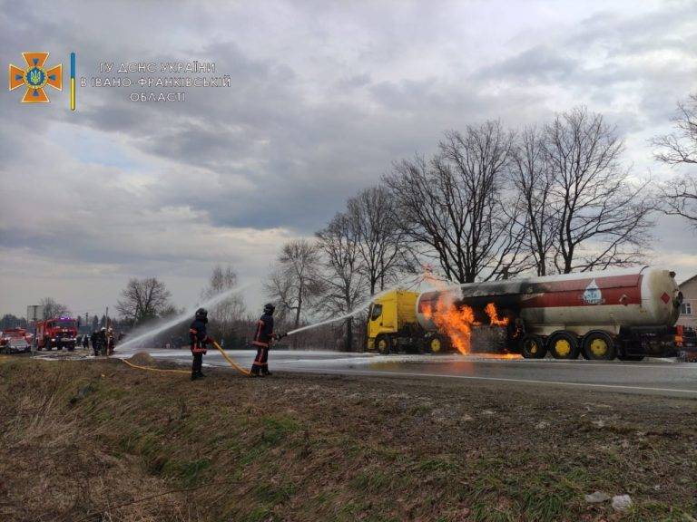 У Креховичах триває ліквідація пожежі цистерни газовоза - рух ускладнений