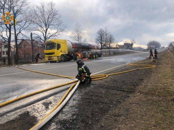 Загорілася цистерна газовоза: рятувальники розповіли деталі пожежі на Франківщині ФОТО