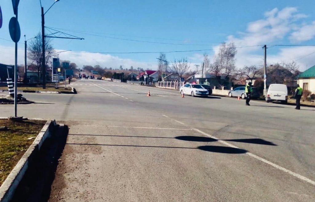 Триває гасіння пожежі: прикарпатських водіїв попереджають про ускладнення руху в Креховичах