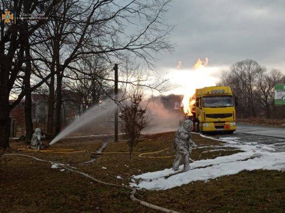 Загорілася цистерна газовоза: рятувальники розповіли деталі пожежі на Франківщині ФОТО