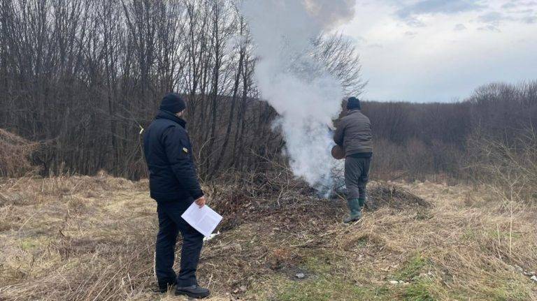 Калуські муніципали оштрафували паліїв сухої трави ФОТО