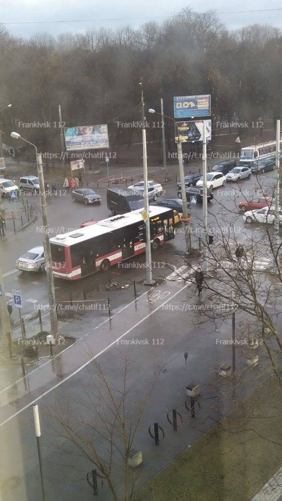 У Франківську на перехресті вулиць з великим трафіком автомобілів не працють світлофори: Рух ускладнено