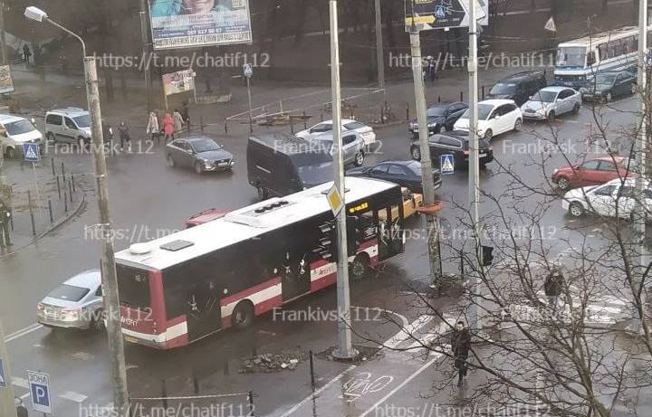 У Франківську на перехресті вулиць з великим трафіком автомобілів не працють світлофори: Рух ускладнено