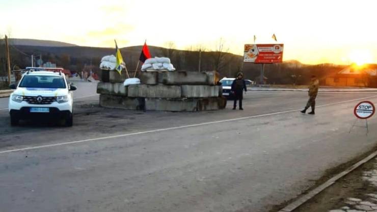 На Івано-Франківщині розгорнули блокпости - поліція закликає носити при собі документи