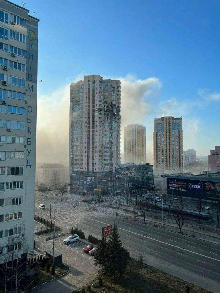 Росіяни з крилатих ракет обстлілють Київ: Снаряд влучив у багатоповерховий житловий будинок ФОТОРЕПОРТАЖ