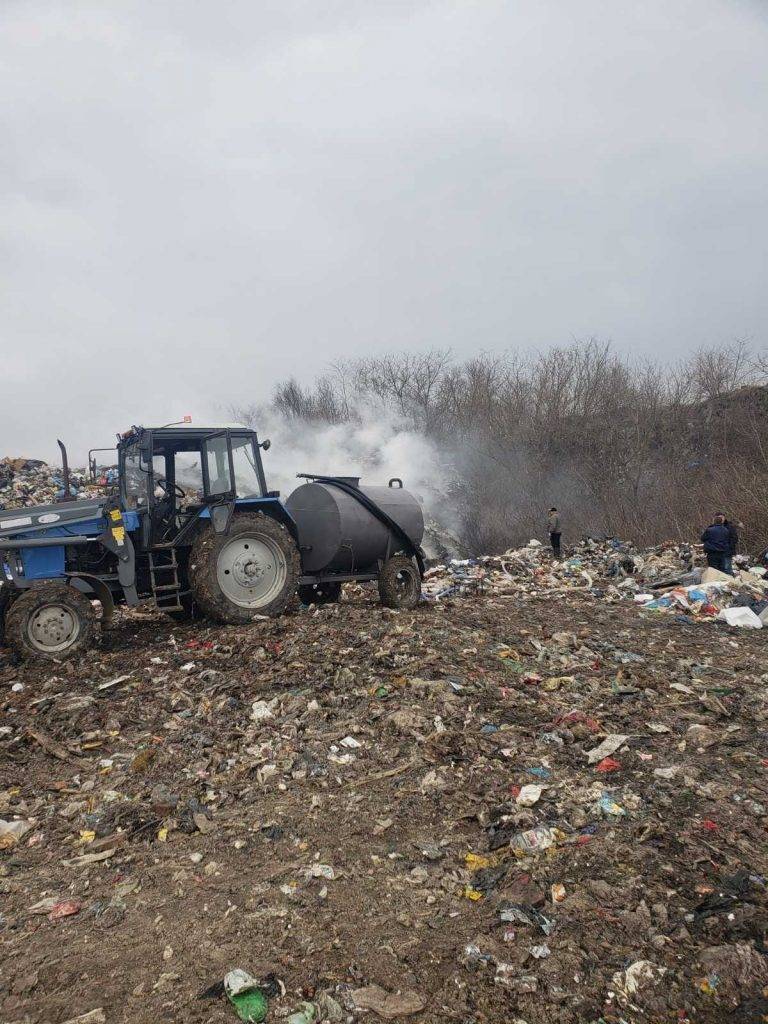 На Франківщині два дні поспіль боролись із вогнем на сміттєзвалищі ФОТО