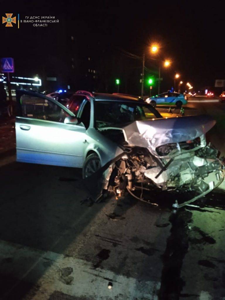 Вщент розтрощені авто та четверо постраждалих: з'явились фото з місця нічної ДТП у Франківську