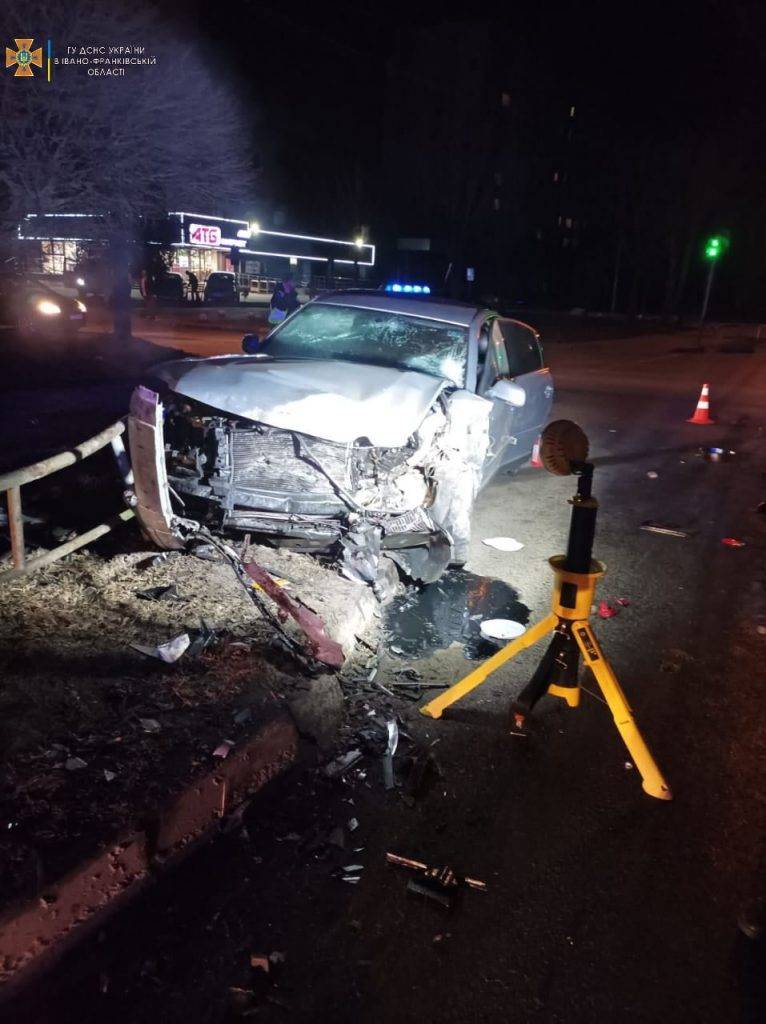 Вщент розтрощені авто та четверо постраждалих: з'явились фото з місця нічної автотрощі на Набережній у Франківську