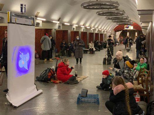 В укритті столичного метро киянин транслює для дітлахів мультфільми ФОТО
