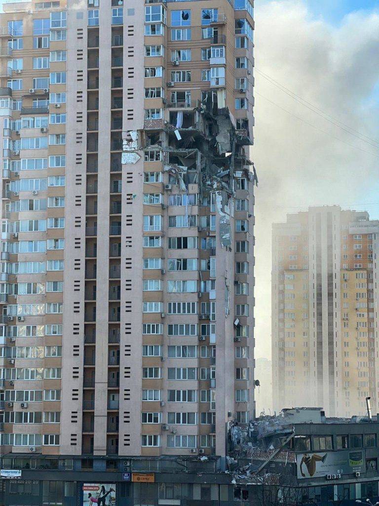 Росіяни з крилатих ракет обстлілють Київ: Снаряд влучив у багатоповерховий житловий будинок ФОТОРЕПОРТАЖ