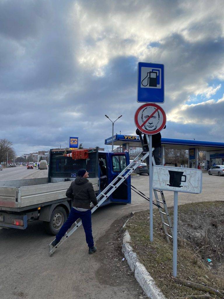 "Окупантам рух заборонено": Укравтодор впровадив новий дорожній знак ФОТО