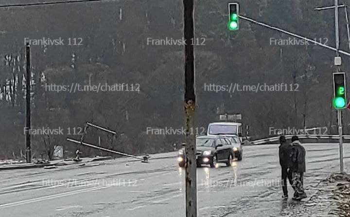 На в'їзді в Івано-Франківськ невідомий автомобіль збив світлофор та втік з місця ДТП ФОТО