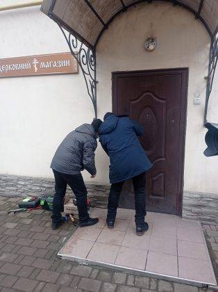 Виконавча служба прийшла виселяти представників Московського Патріархату із приміщення колишнього дитсадка у Івано-Франківську ФОТО
