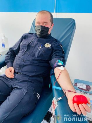 Франківські поліцейські здали кров для онкохворих діток ФОТО
