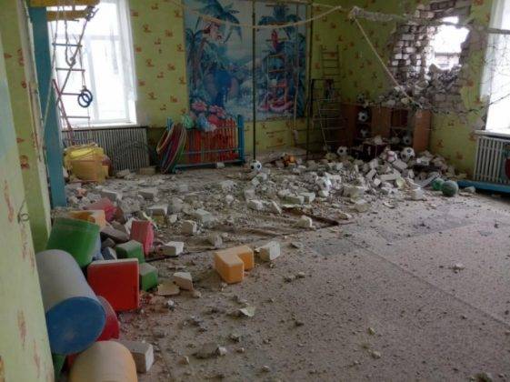 Окупанти обстріляли з артилерії Станицю Луганську, один зі снарядів потрапив у дитячий садочок ФОТО