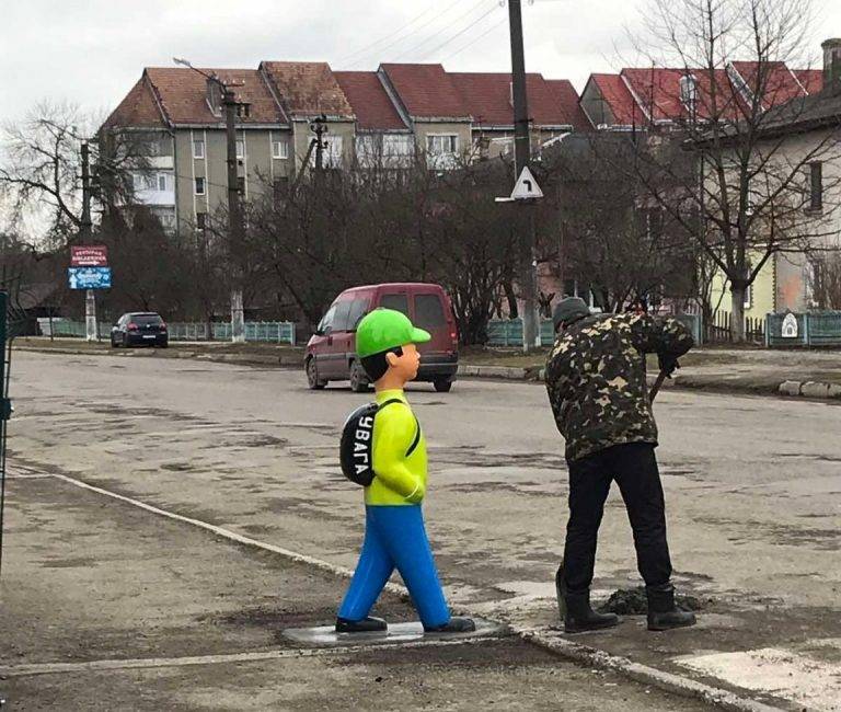 У Тисмениці невідомі намагалися вкрасти “хлопчика-пішохода” ФОТО