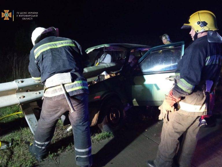 На Косівщині легковик злетів з дороги - водія забрала швидка