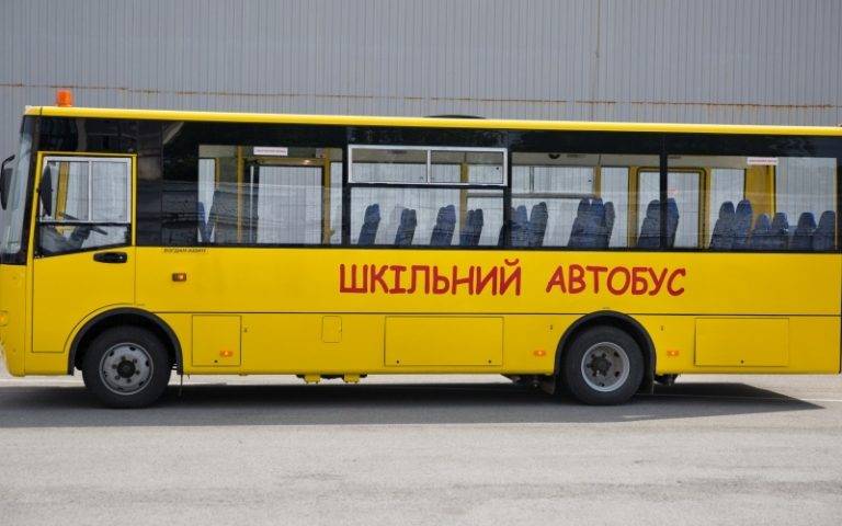 Громада на Прикарпатті близько року чекає на автобус для школярів