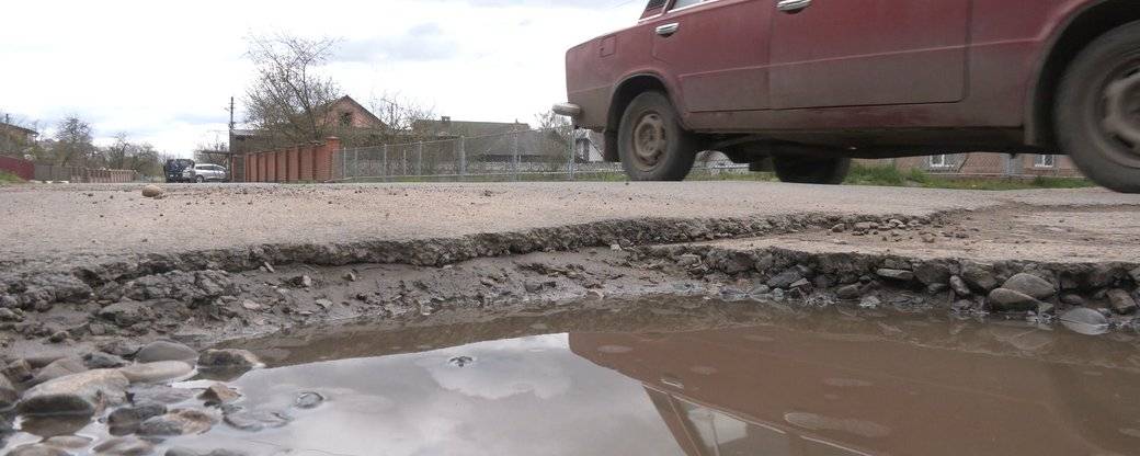 Медики не можуть доїхати до хворого: як живе село на Прикарпатті, де дорогу не ремонтували з 90-х років ВІДЕО та ФОТО