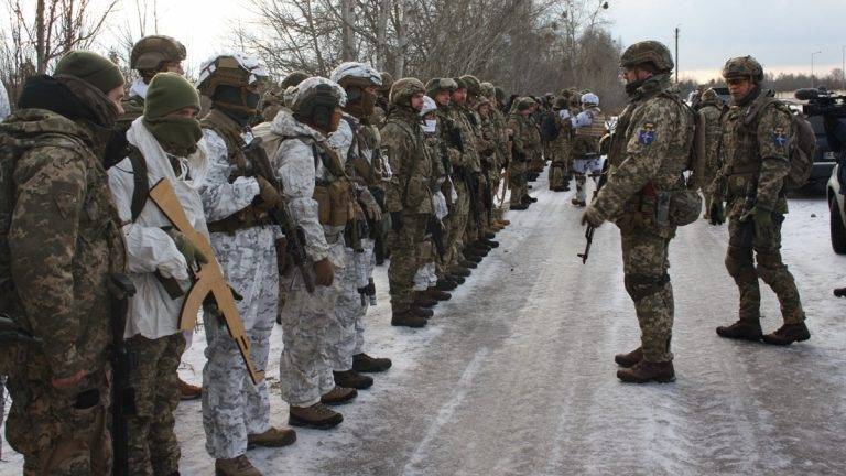 Міністр оборони закликав українців, які вміють тримати зброю, масово вступати до тероборони