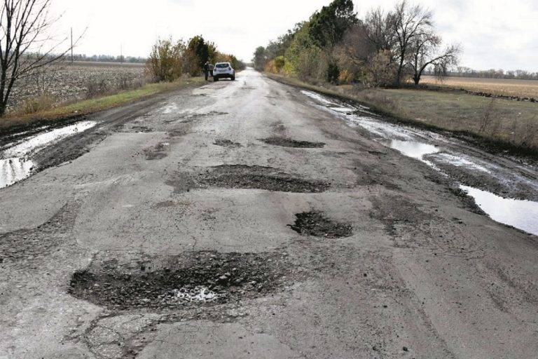 В обласній раді обурюються розподілу коштів на ремонт прикарпатських доріг