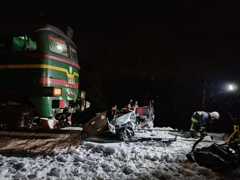 Потяг Івано-Франківськ - Київ протаранив легковик, який застряг на колії