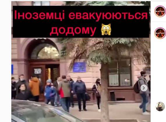 В центрі Франківська стихійний мітинг іноземних студентів - вимагають відправити їх додому у зв'язку із загрозою вторгнення Московії