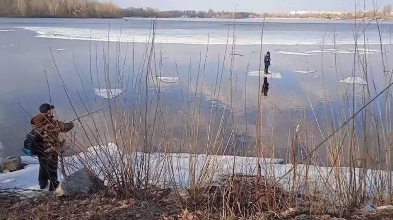 Прикарпатські надзвичайники пильнують рибалок, які намагаються вийти на крихкий лід