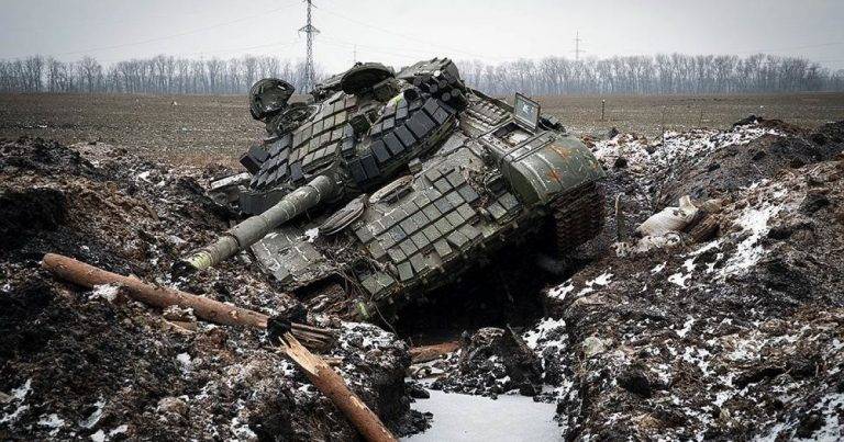 У мережі показали підбиту бронетехніку РФ та тіла вбитих російських солдат під Харковом ВІДЕО 18+