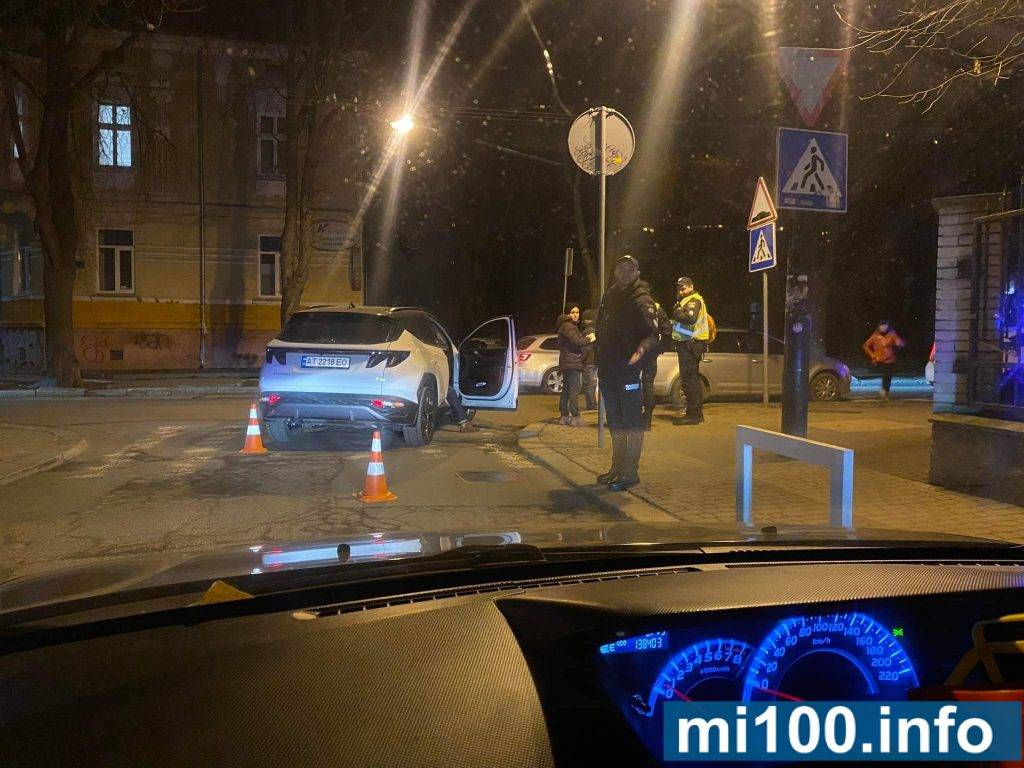 Через аварію у Франківську повністю заблокована одна з центральних вулиць ФОТО