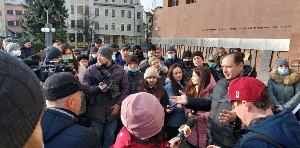 У Франківську відбувся великолюдний мітинг проти недобросовісного забудівника: Сотні людей залишилися без житла