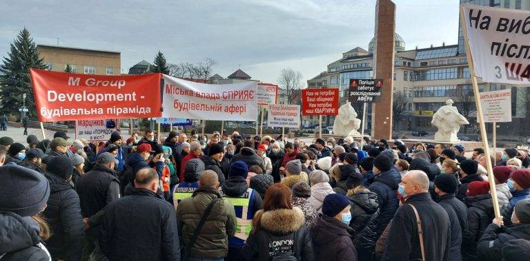 У Франківську відбувся великолюдний мітинг проти недобросовісного забудівника: Сотні людей залишилися без житла