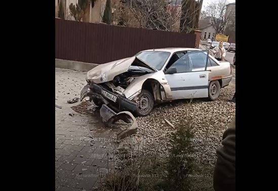 У Франківську горе-водій тікаючи від поліції злетів з дороги та протаранив припарковане авто ВІДЕО та ФОТО