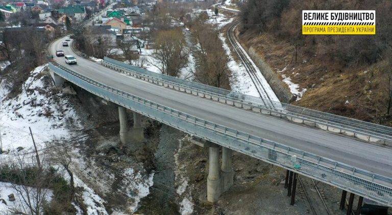 Ремонт моста в Делятині: підрядники завершили основні роботи