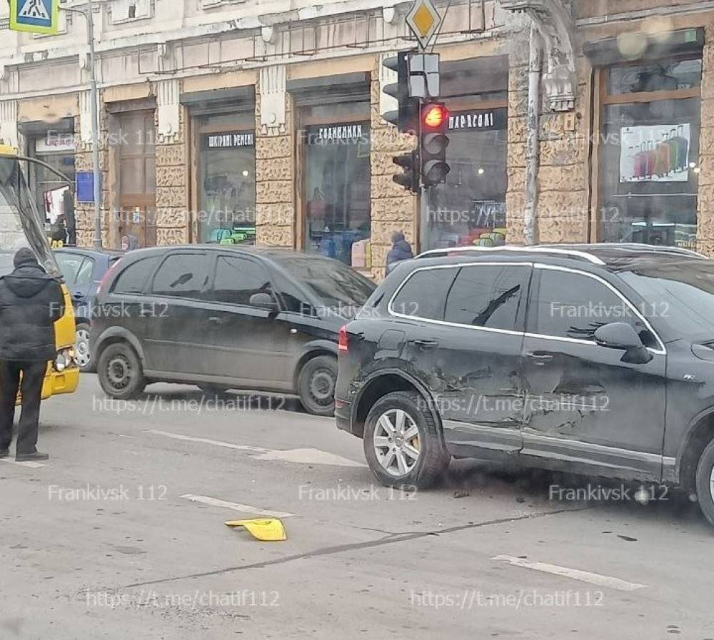 На Галицькій зіштовхнулись маршрутка та автомобіль