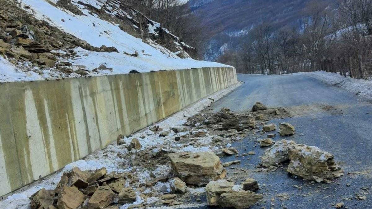 Ділянки автотраси Мукачево – Рогатин завалило камінням та снігом ФОТО