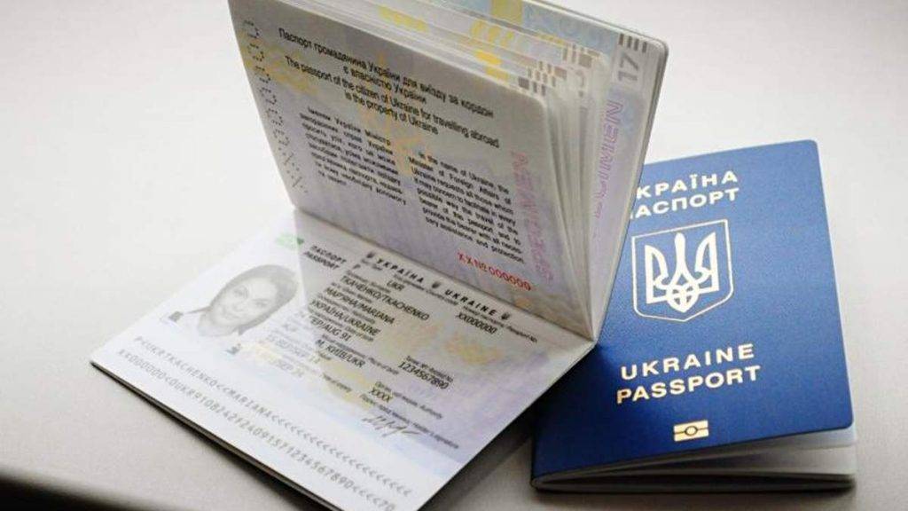 У Івано-Франківському ЦНАПі ажіотаж за закордонними паспортами: відома причина ВІДЕО