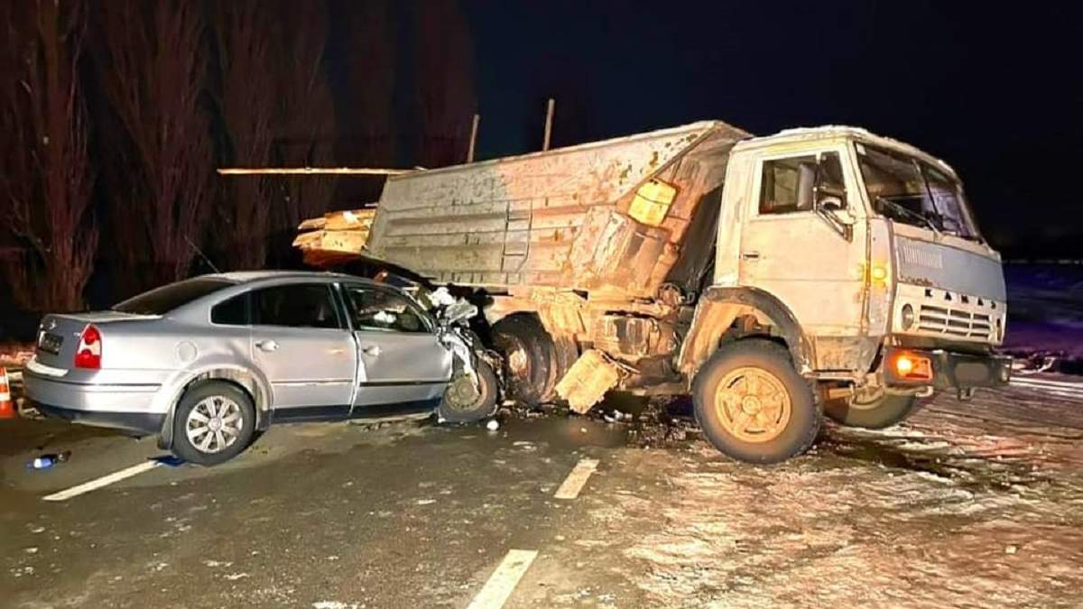 На Закарпатті легковик влетів у вантажівку - постраждали троє прикарпатців