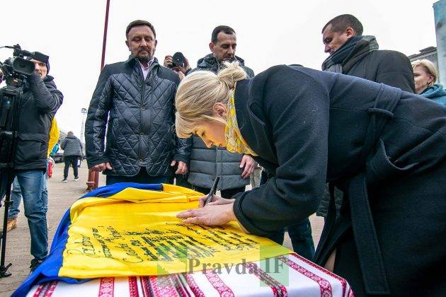 Зустріли з оркестром: до Франківська прибув Поїзд Єдності ФОТОРЕПОРТАЖ