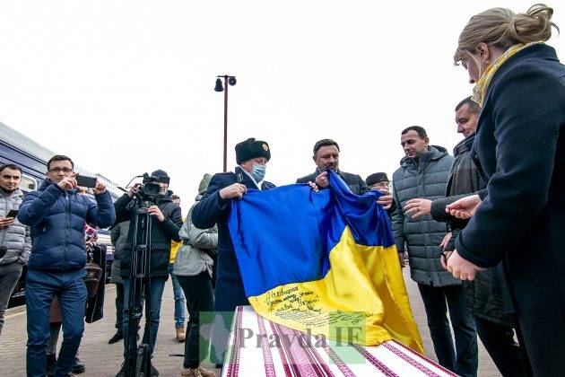 Зустріли з оркестром: до Франківська прибув Поїзд Єдності ФОТОРЕПОРТАЖ