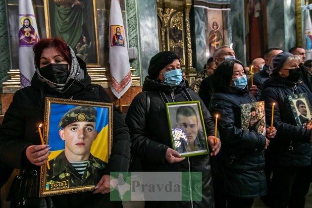 Франківчани урочистою ходою та віче вшанували пам'ять Небесної Сотні та сьому річницю битви за Дебальцеве ФОТОРЕПОРТАЖ