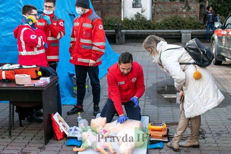 Рятувальники у центрі Франківська навчали містян, як діяти у надзвичайних ситуаціях ФОТОРЕПОРТАЖ